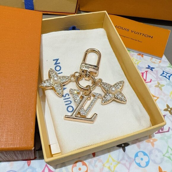 Louis Vuitton Sparkling Keychain with Pearl & Crystal Details - Picture 4 of 4